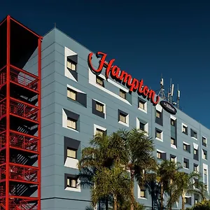 Hampton By Hilton Airport מלון גווארולוס